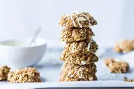 Gesunde, nussige Feigen-Granola-Riegel mit Kakaonibs, ein leckerer und knuspriger Snack, der mit natürlicher Süße und Energie gefüllt ist.